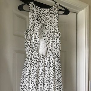 Pretty leopard print opened back dress